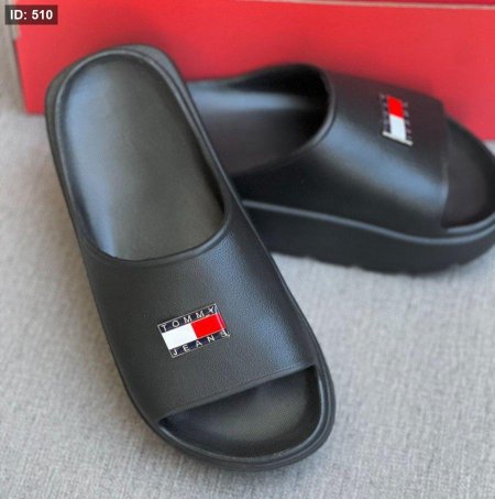 أسود